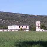 Mentre in lontananza verso le pendici delle Murge tarantine scorgiamo altre strutture abbandonate facenti sempre parte della base